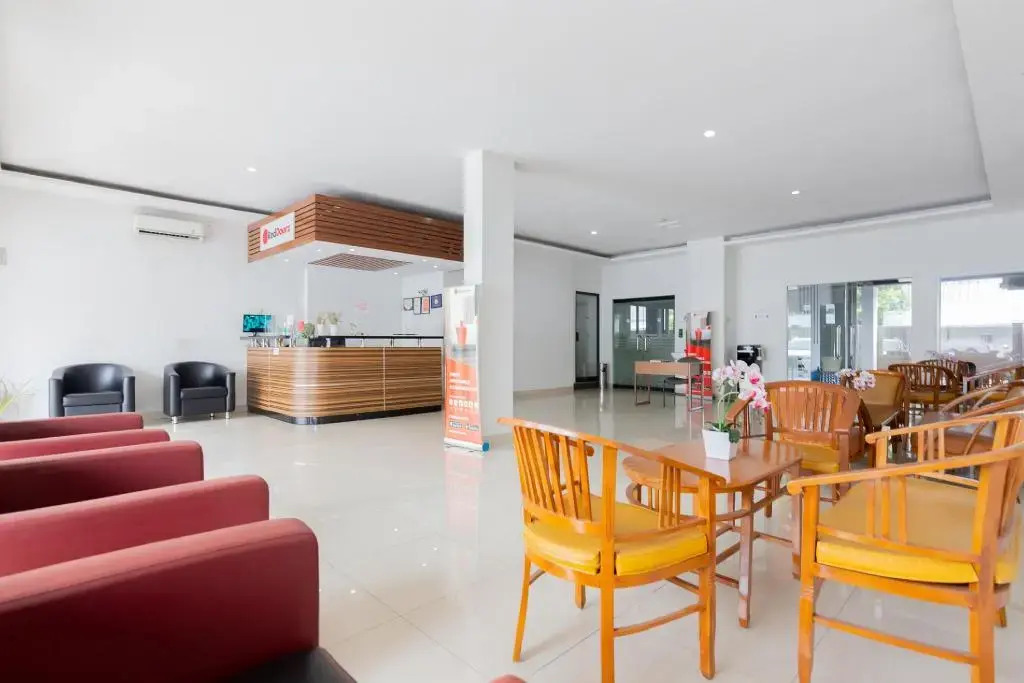 RedDoorz Plus near Living Plaza Jababeka