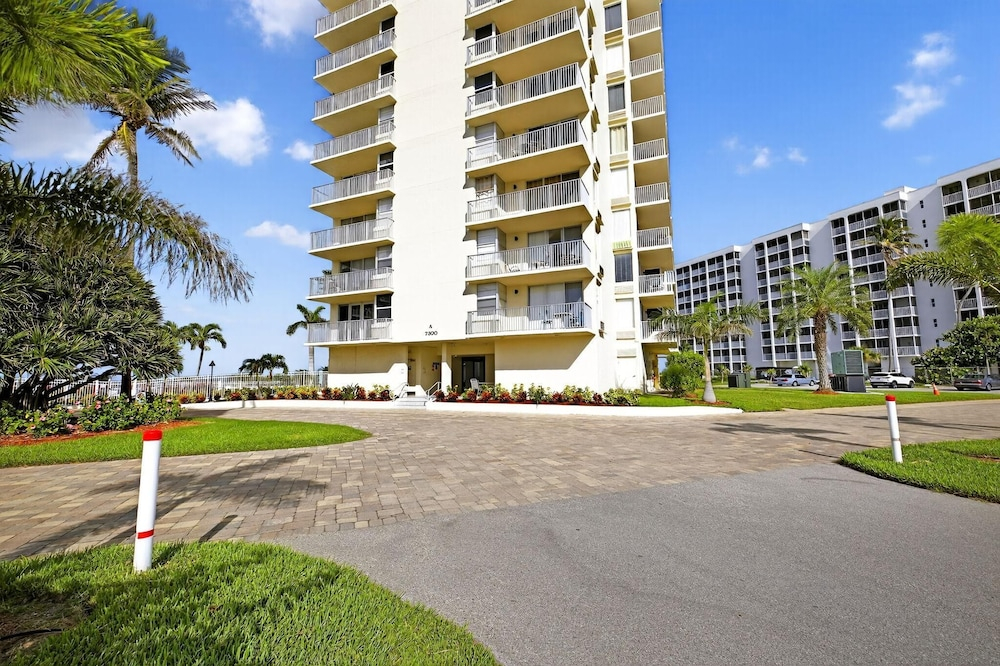 Estero Beach & Tennis Club-penthouse 1A