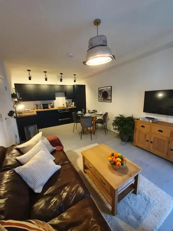 The Aviator - Stunning 1 bed with large balcony