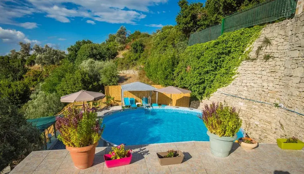 Thomas Hillside Retreat
