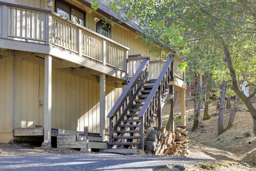 Spacious Groveland Cabin w/ Wraparound Deck!