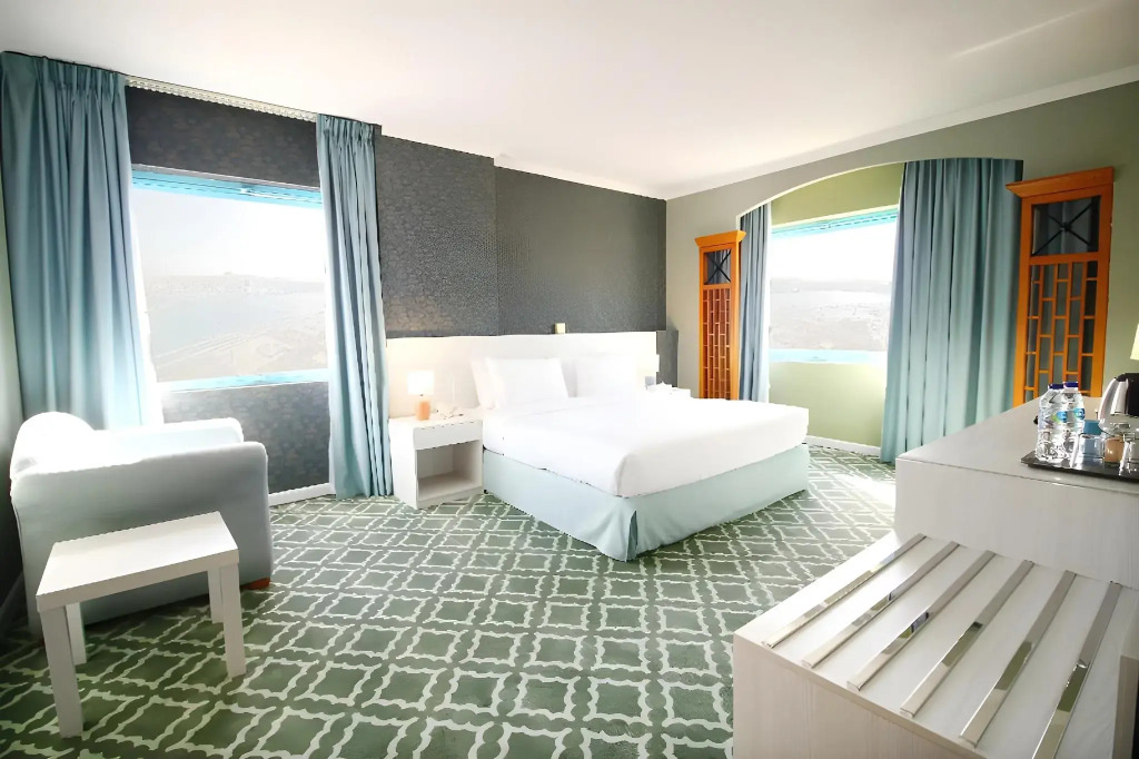 Отель The George Hotel