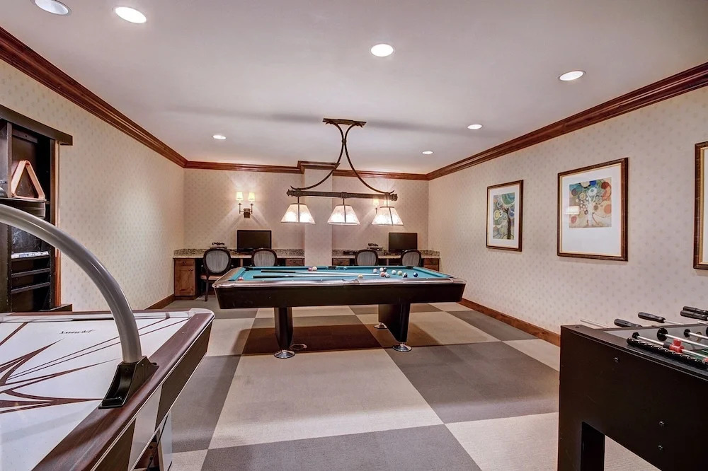 Luxury 2BR+Den Ritz-Carlton Residence by RedAwning