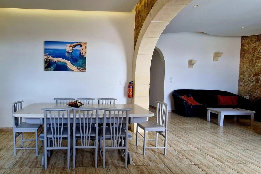 Modern 4-bed Home in Ix-xaghra, Valley View Pool