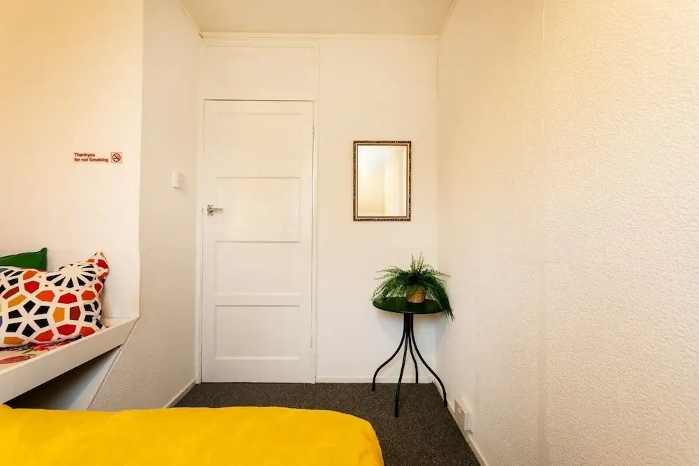 3-beds, Sleeps 5, w/ Parking, 10 Mins From Centre
