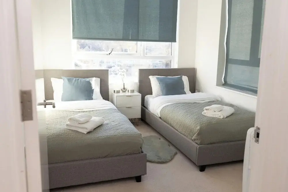 Stylish 2BR Apartment, Town Centre, Free Parking