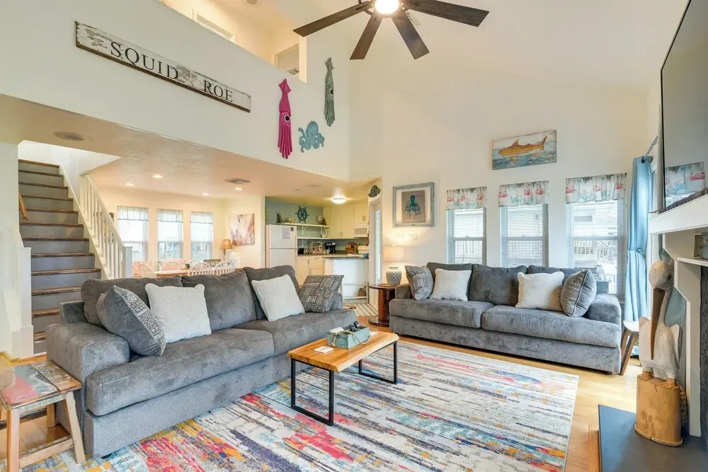 Pet-friendly Condo w/ Seasonal Pool in Galveston!