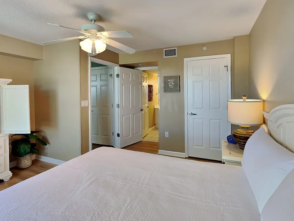 Dune Pointe 201: DON'T MISS OUT! AMAZING BEACH CONDO FREE BEACH SERVICE &more