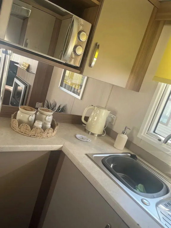 2-bed Cabin, Sleeps 4 in Cayton Bay