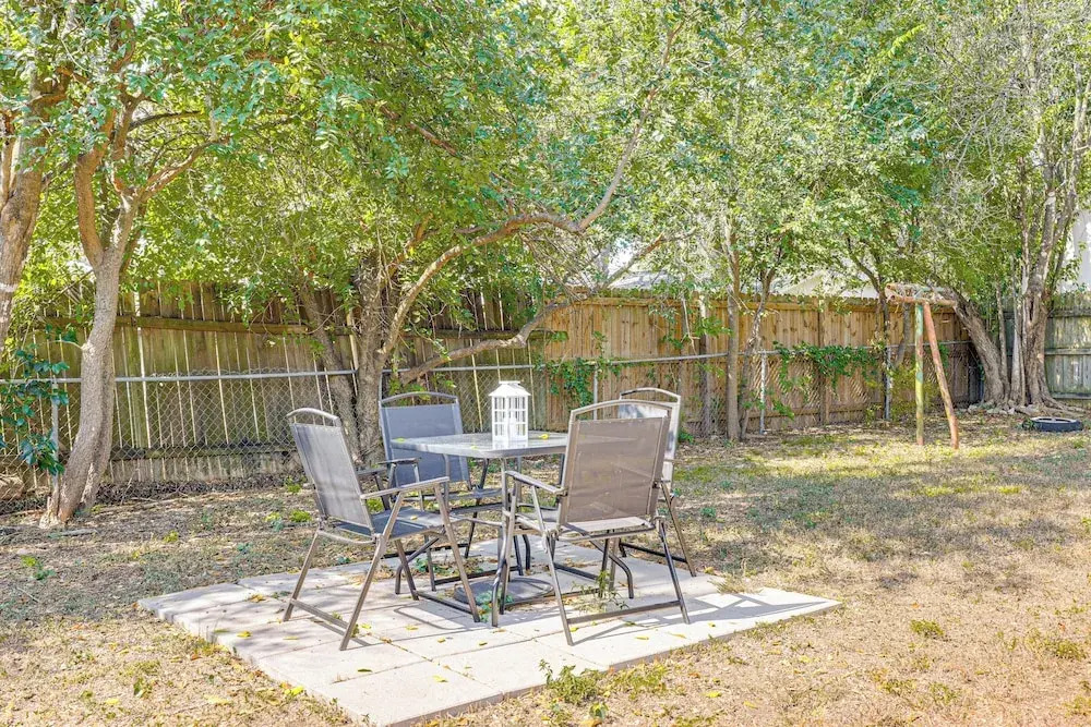 Large Yard: Home 9 Mi to San Antonio River Walk