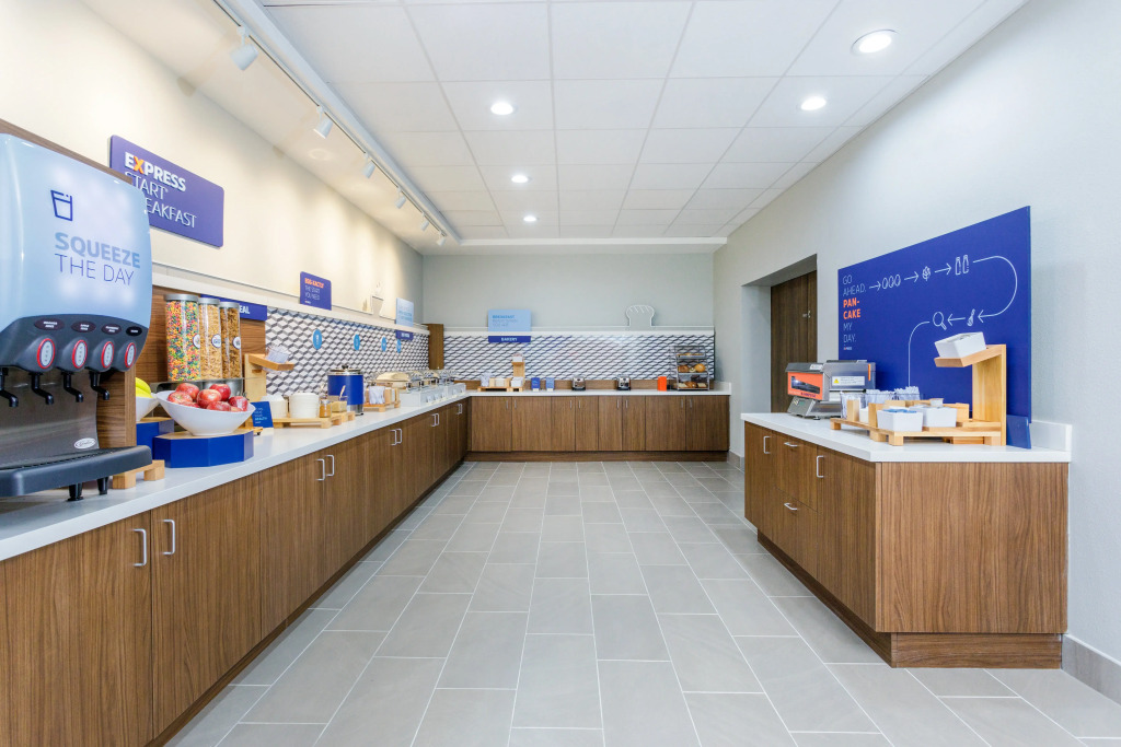 Holiday Inn Express & Suites Tampa Stadium - Airport Area by IHG
