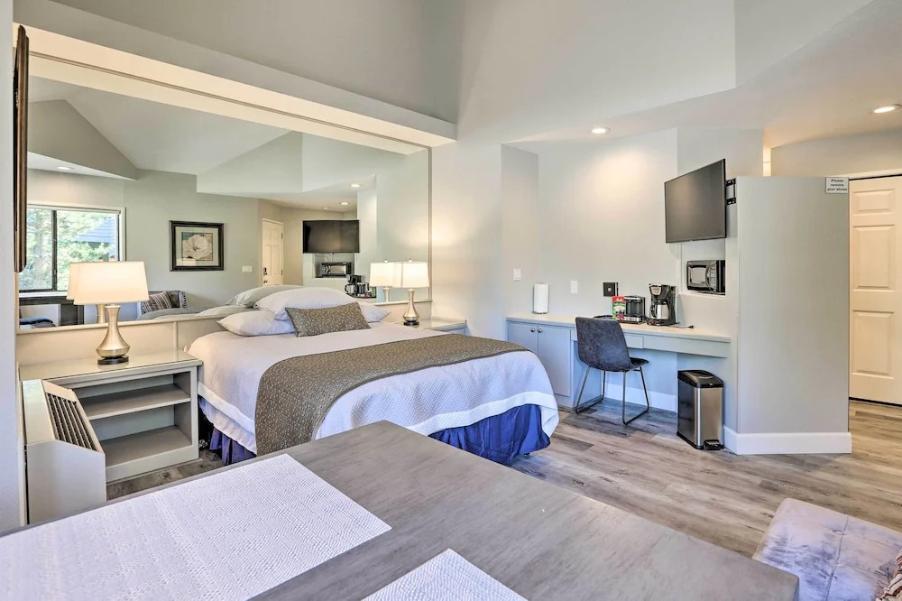 Hiking Trail & Hot Tub Access: Bend Condo w/ Deck