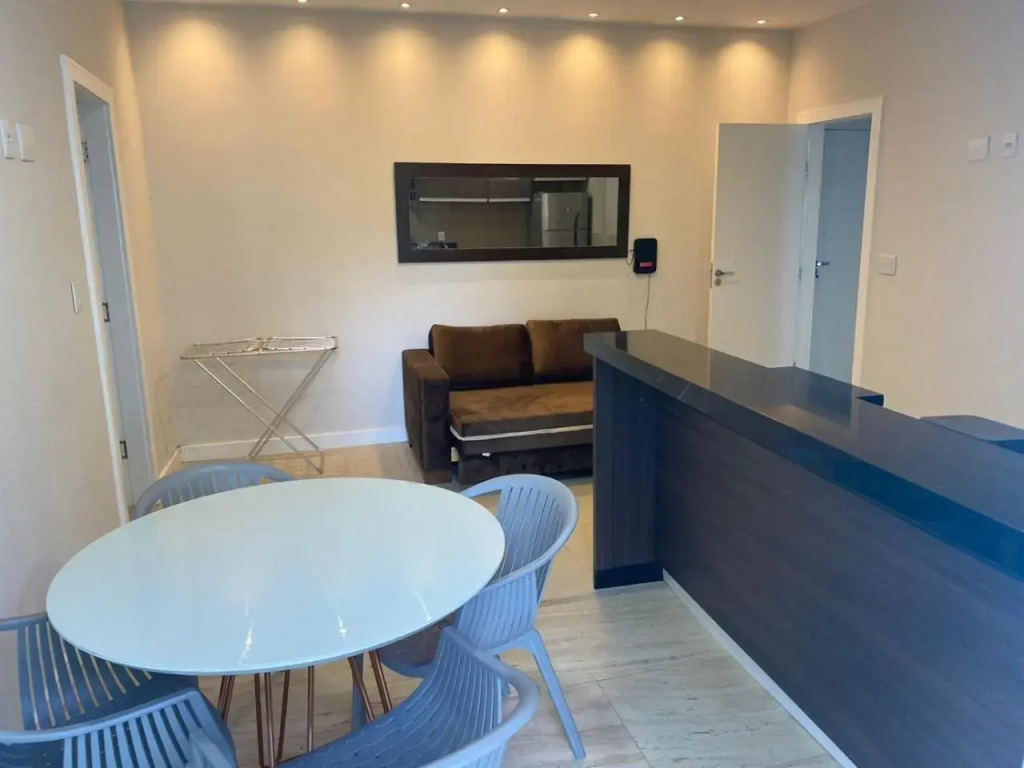 Apto 2 quartos com AR Cond, prédio frente p/ praia
