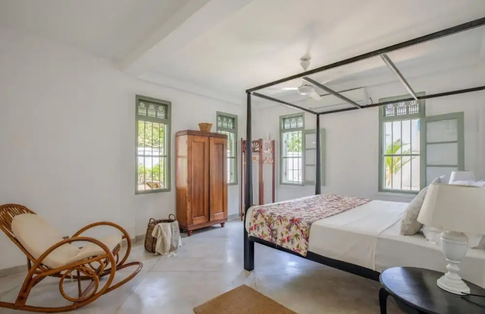 Beautifully Renovated Family Village House Within Walking Distance To The Beach