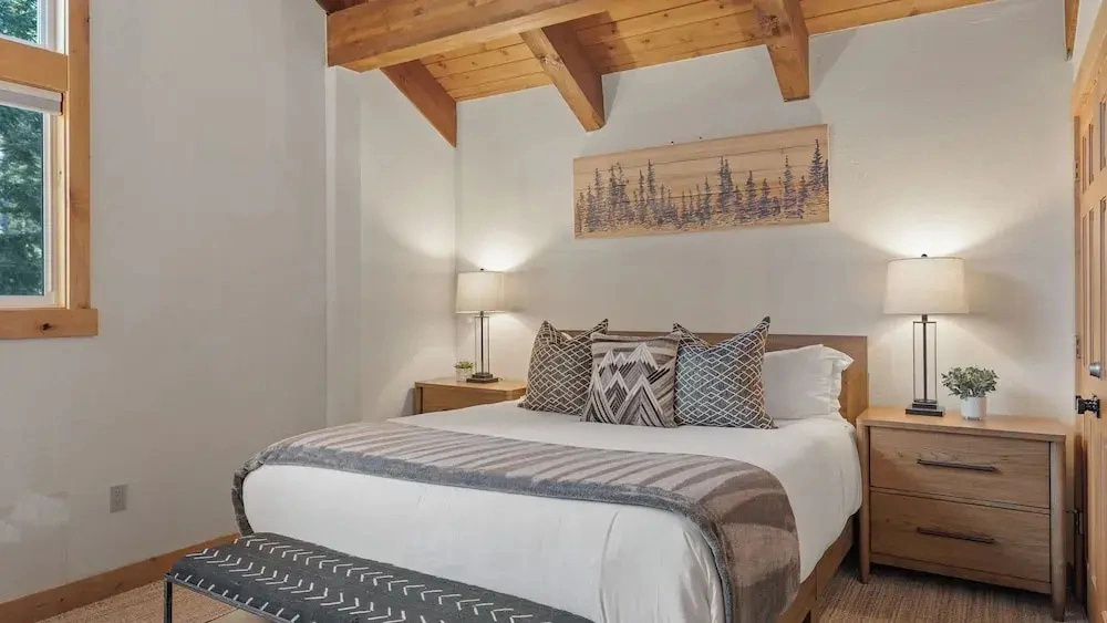 Near Ski Resorts, Downtown Truckee, & Donner Lake Basque Lodge by Avantstay