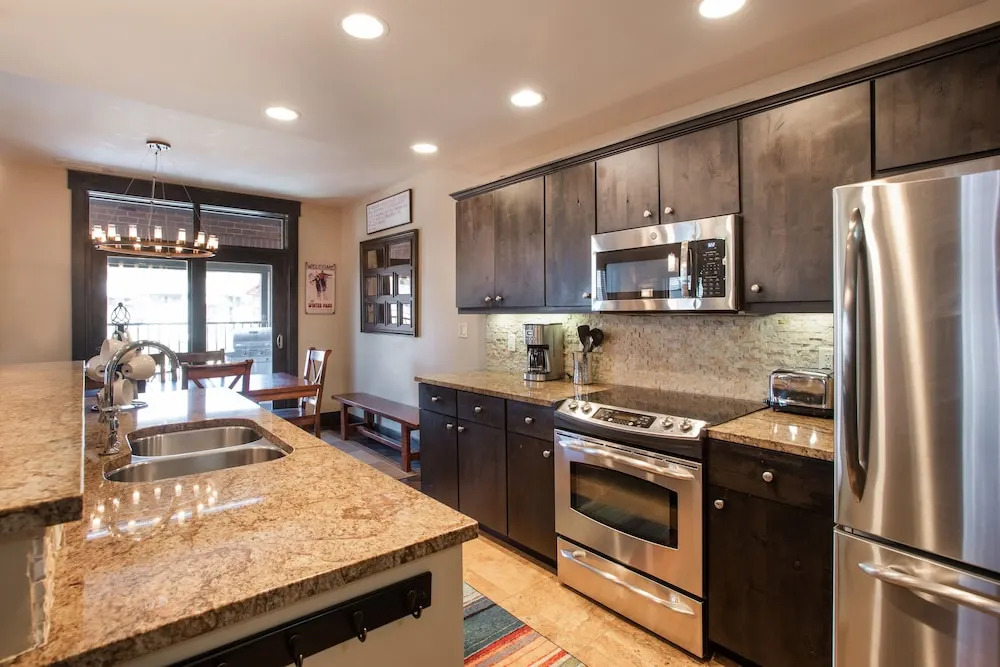 Spacious Village View Townhouse with Fireplace at Parry Peak Lofts townhouse