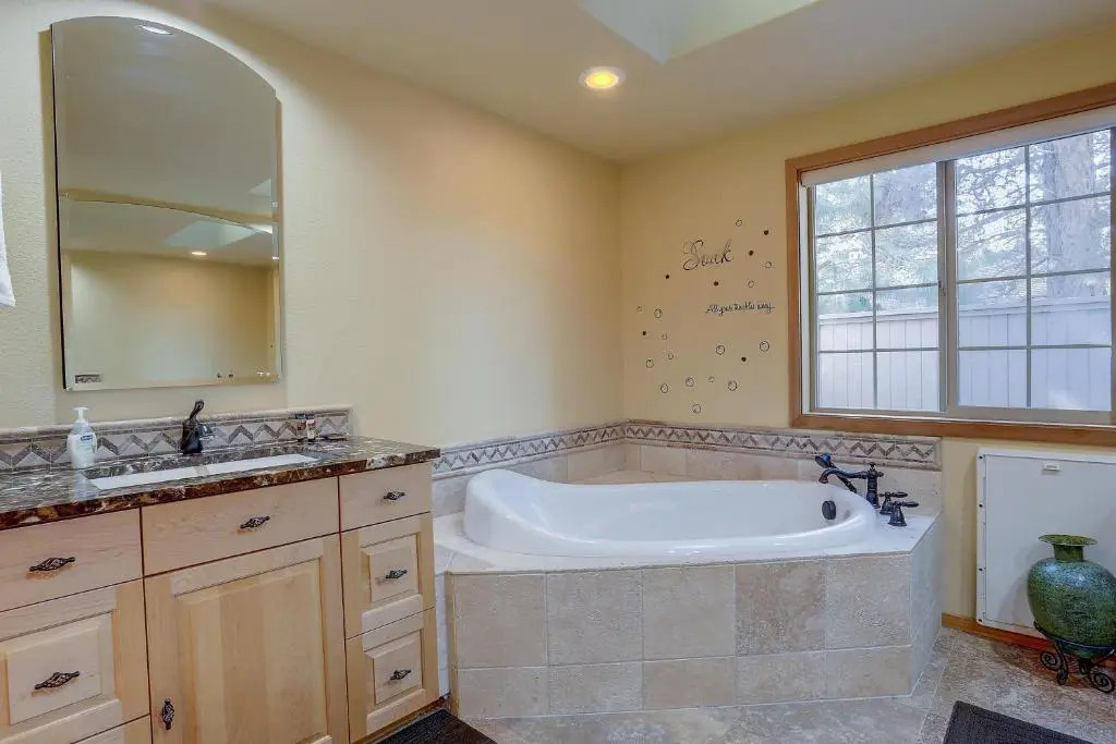 13 Ollalie-Great Yard-3BR/3BA