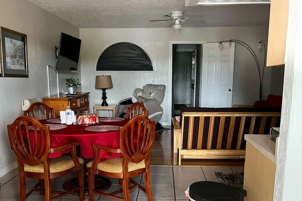 Captain's Table Lodge and Villas