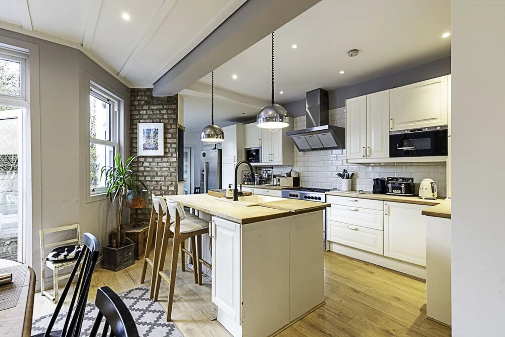 Gorgeous 4-bed Home With a Fireplace and Terrace