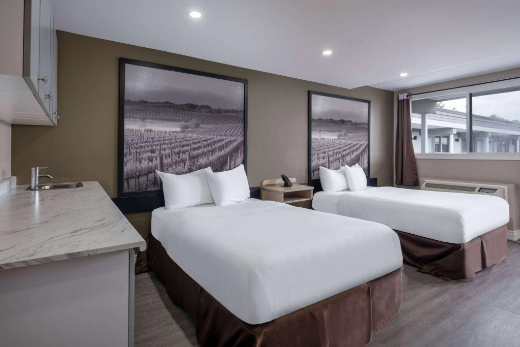 Super 8 by Wyndham Niagara Falls ON