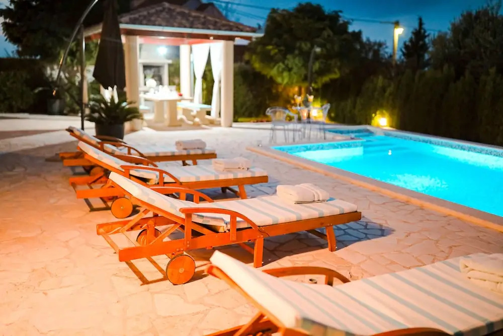 Villa Eleganza With Pool For 9 Guests , Zadar