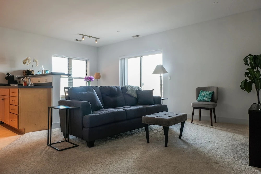 Spacious Townhome w Parking by Frontdesk