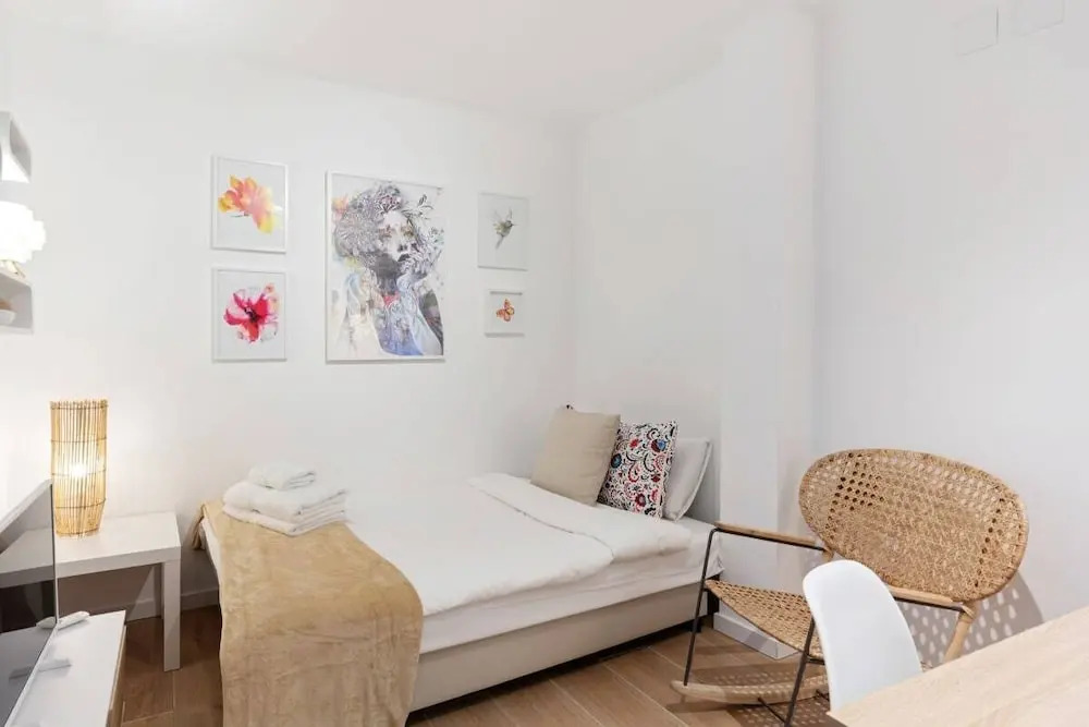 Bright & Modern Two Bed Apartment in Madrid
