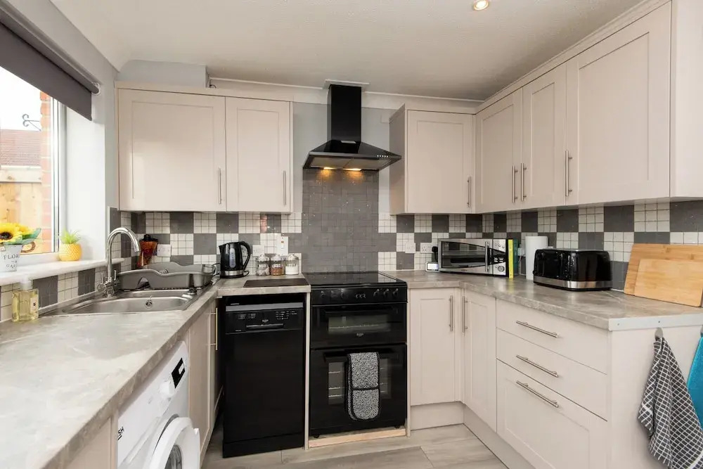 Darlington 3 bed House Near Train Station