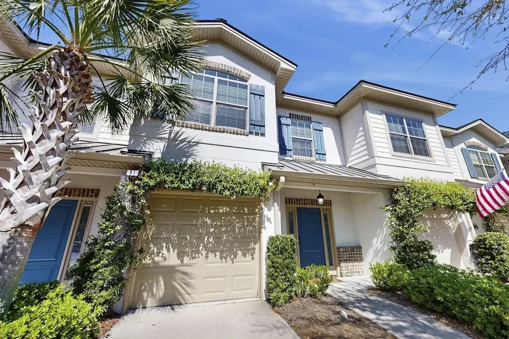 Charming Southern Townhouse W/enclosed Yard & Access to Community Pool