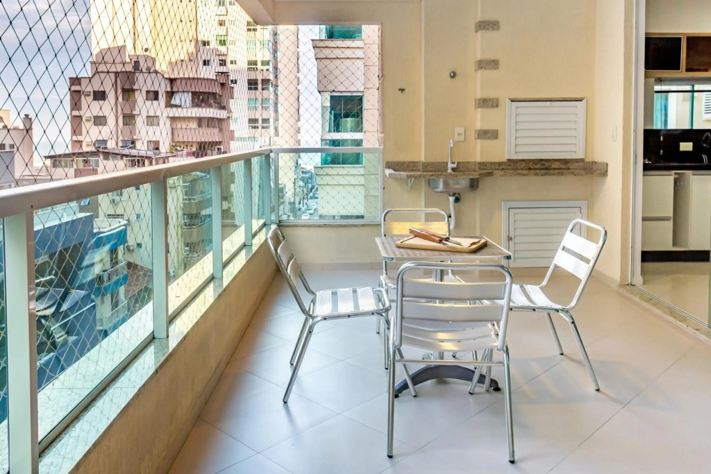 Apartamento de 3 quartos com banheira a 150 metros da praia em Itapema N1188