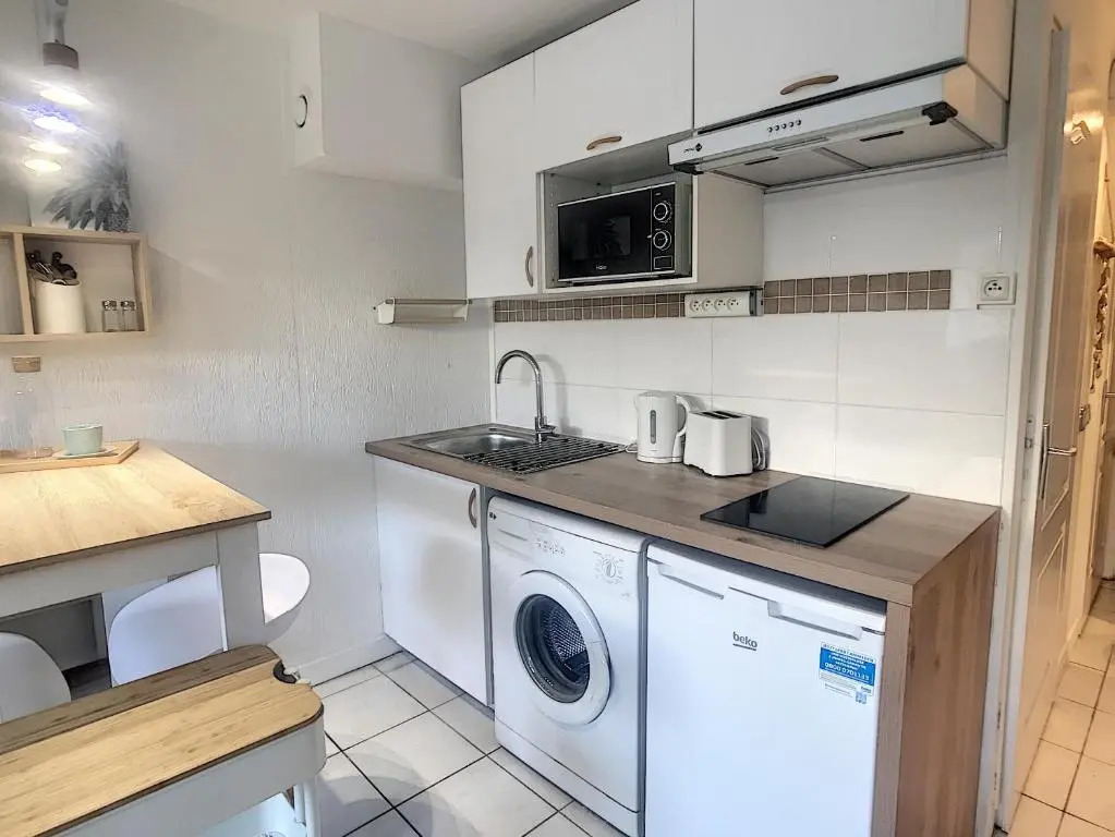 GOLFE JUAN Studio dans résidence avec piscine