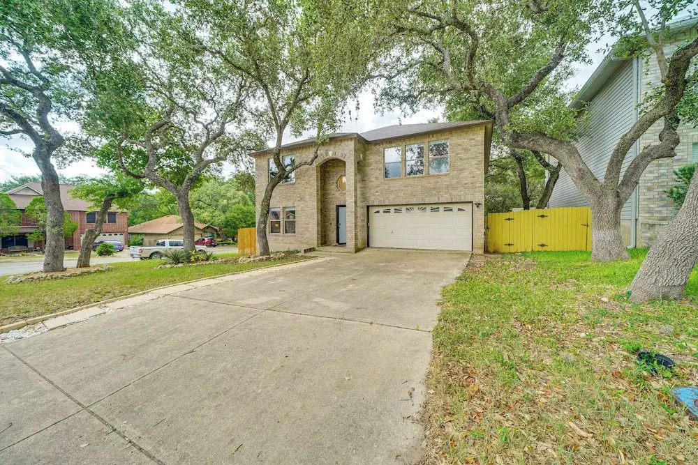 Spacious Home w Deck Near San Antonio Aquarium