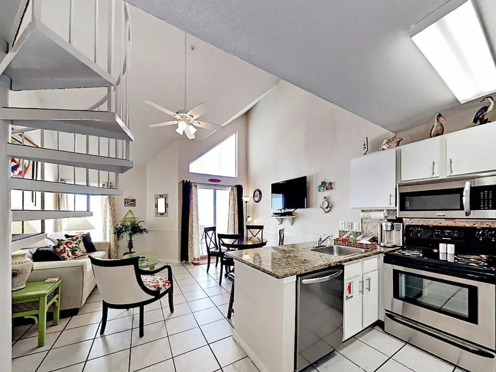 Gulf Shores Condo w/ Pool, Hot Tub - 1 Br condo by RedAwning