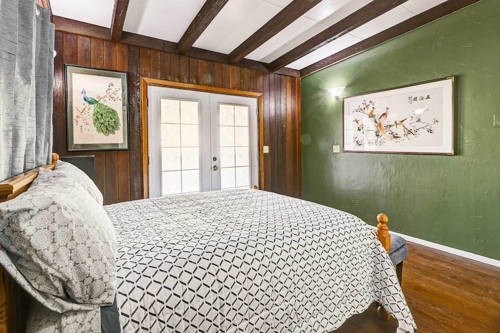 Pet-Friendly Grants Pass Home w/ Hot Tub