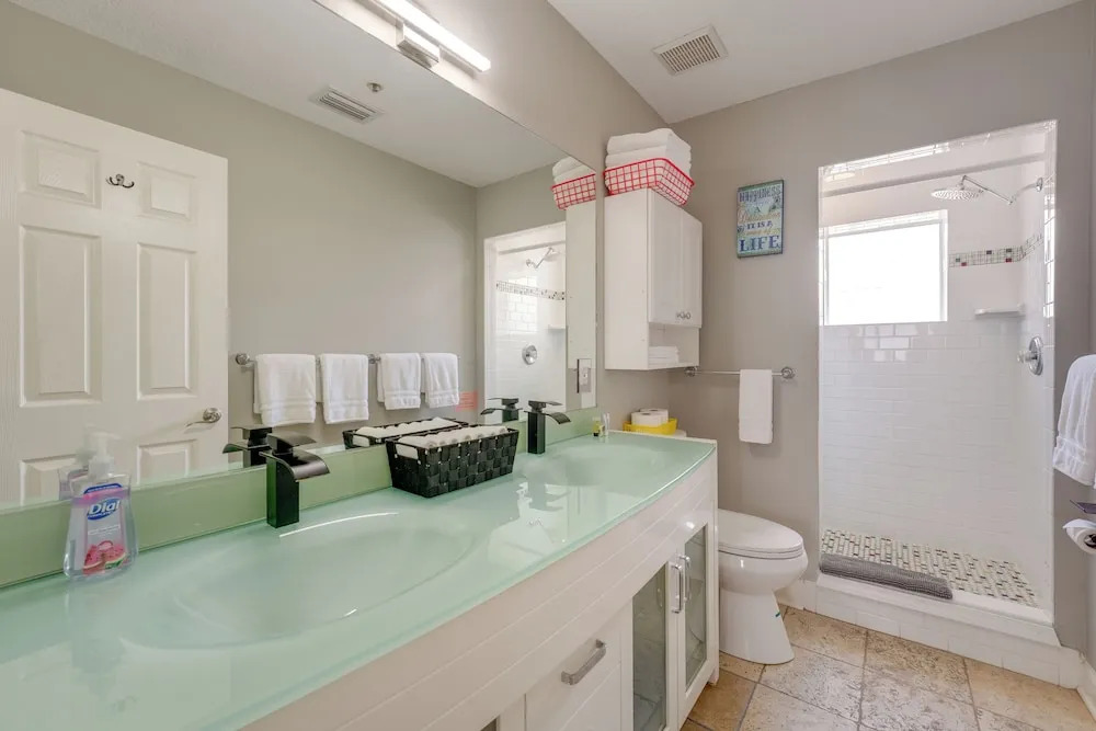 Coastal 'sea Side' Townhome - Walk to Beach!