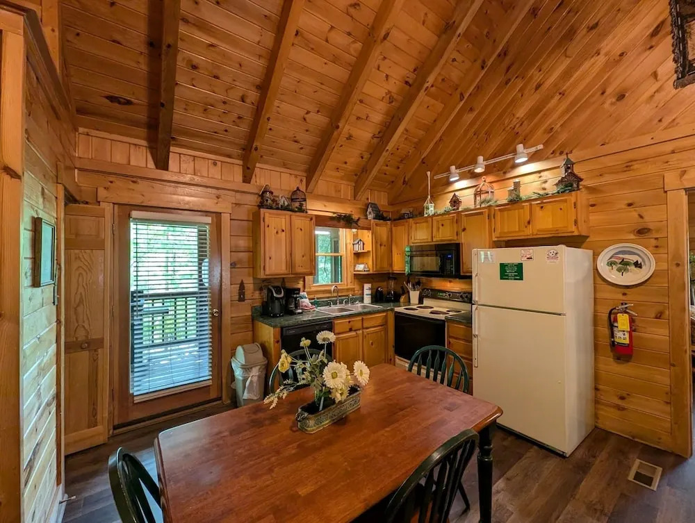 ER75 - Palmetto Place - Great location! close to all the action! cabin