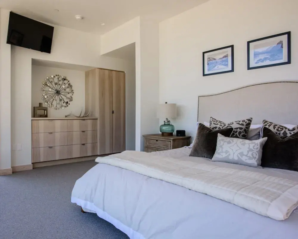 Modern Ski In Out Home Mid-mountain Northstar
