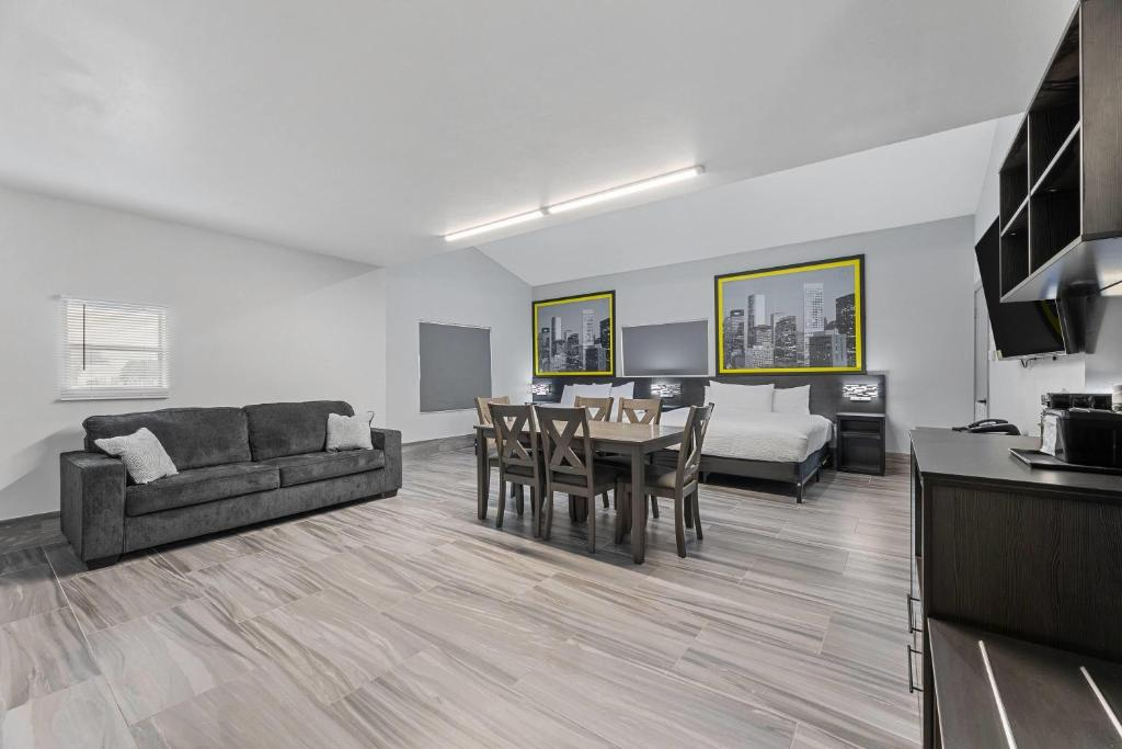 Super 8 by Wyndham Texas City - Galveston Area