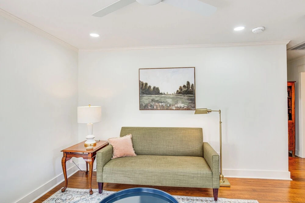 2 Mi to Tyler Rose Garden: Vibrant Apartment!