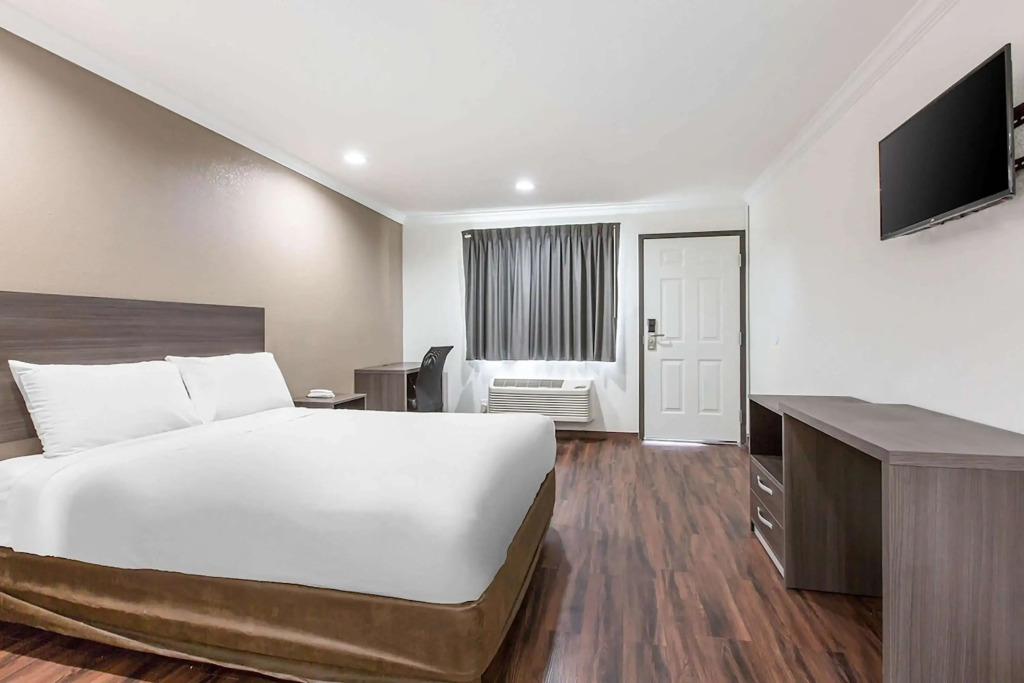 Baymont by Wyndham Bakersfield