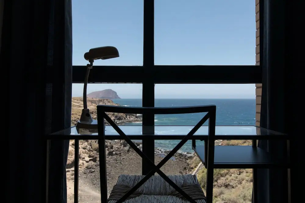 El Mirador: sea views from the shore