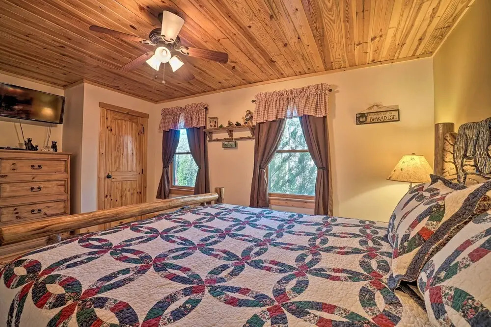 Outdoor Adventure - Charming Cabin w/ Hot Tub