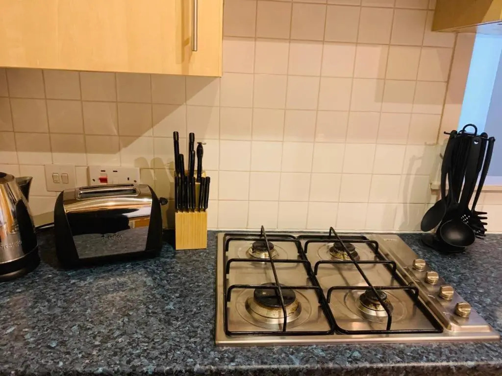 Modern 2 Bed Apartment, Close to Gla Airport & M8