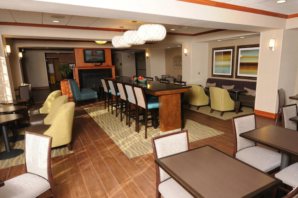 Newly Renovated Hampton Inn Omaha West Lakeside