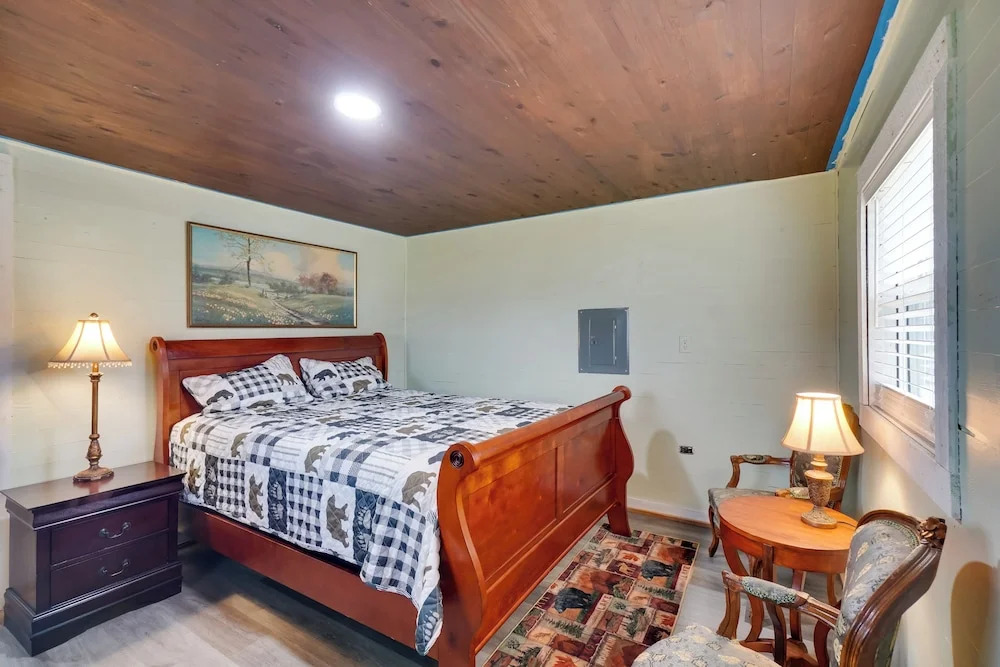 Explore Cades Cove & Smoky Mtns! Restored Cabin