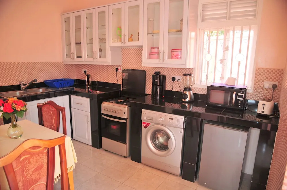 Victoria Lake View Guesthouse & Safaris