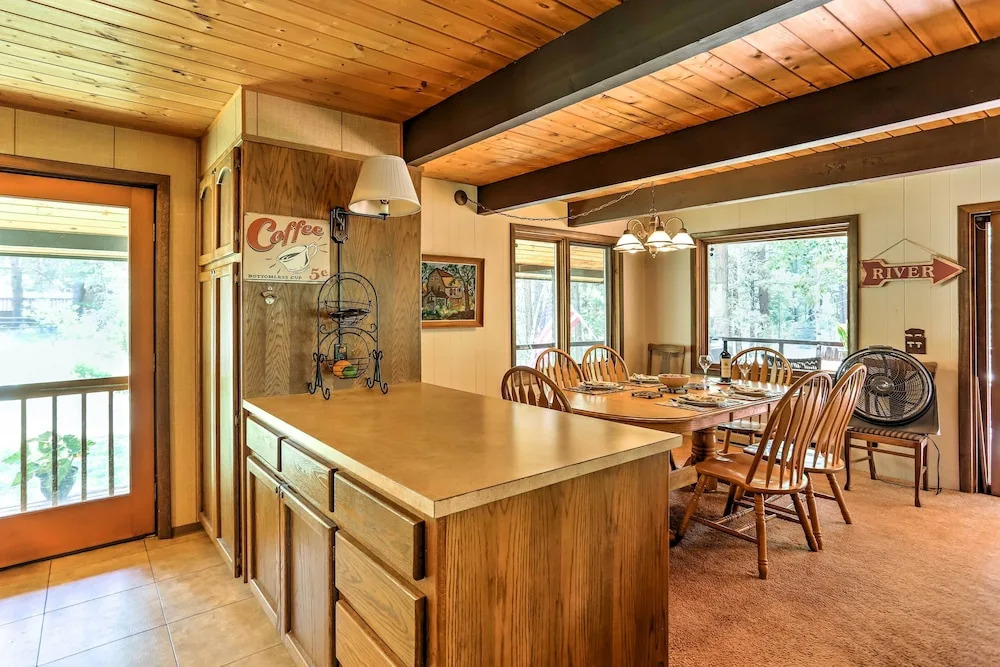 Riverside Winthrop Chalet w/ Hot Tub & 2 Decks!