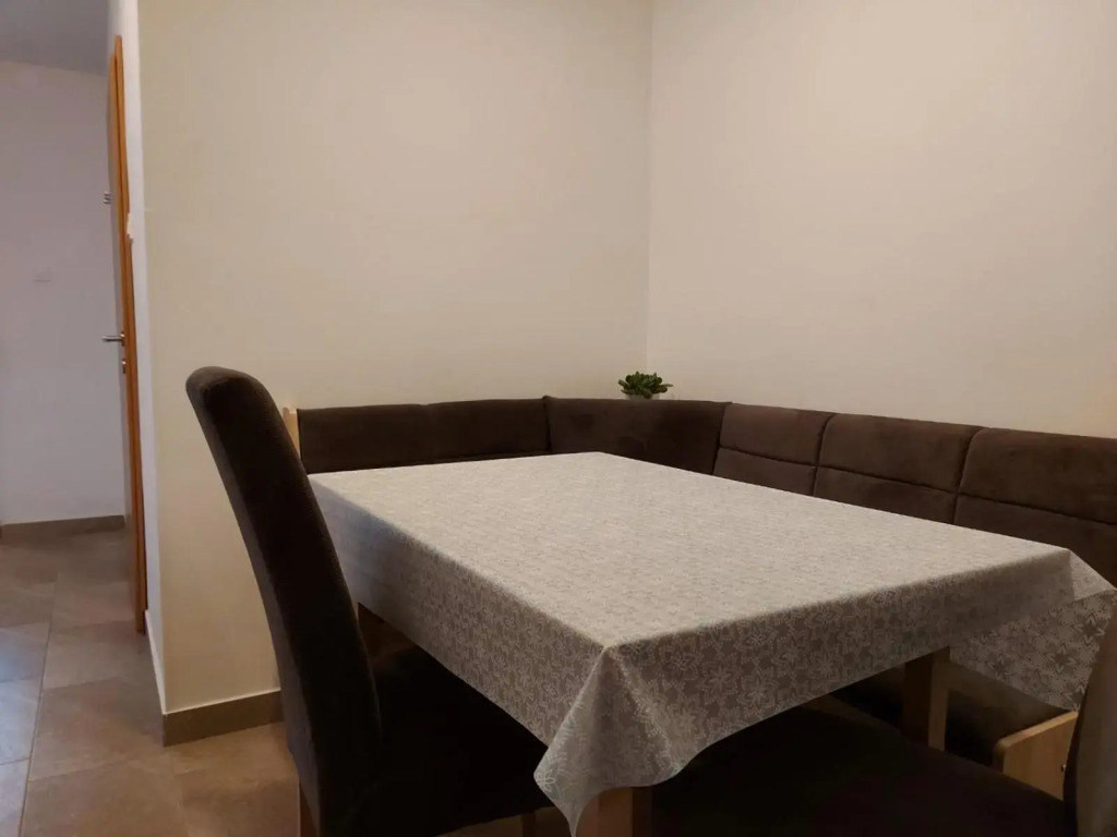 Rooms and apartment Ana
