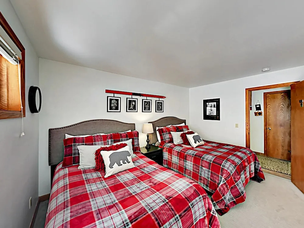 Sophisticated Ski-in/ski-out W/ Balcony & Fireplace 2 Bedroom Condo