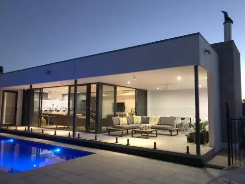 The Sinatra Holiday House in Mulwala - 10 individual beds